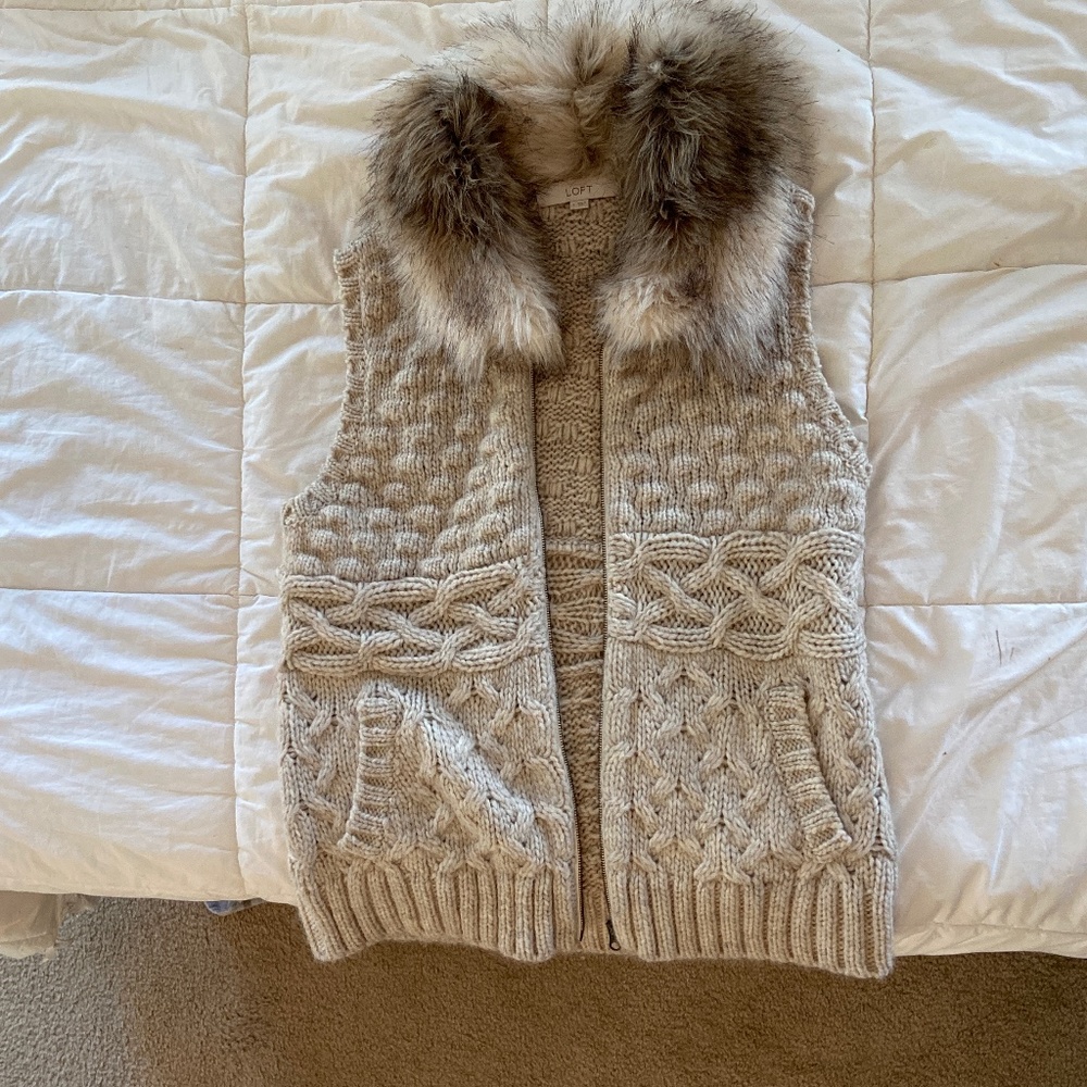 Sweater vest with faux fur collar